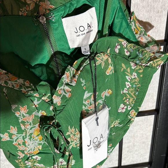 J.O.A. Green Floral Crop Top - Picture 2 of 4